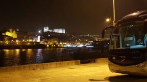 autobus aparcado noche