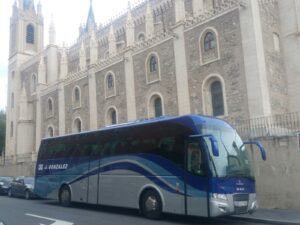 autobus aparcado con edificio